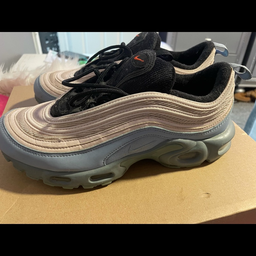 Nike Airmax Size 7 in boys shoe pads missing on inside worn a few times.